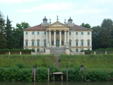 Palazzo an der Strecke