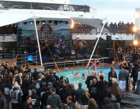Feuerschwanz auf dem Pooldeck