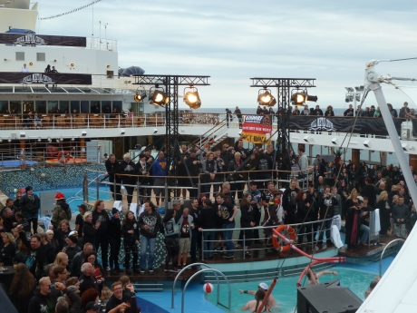 Zuschauer auf dem Pooldeck
