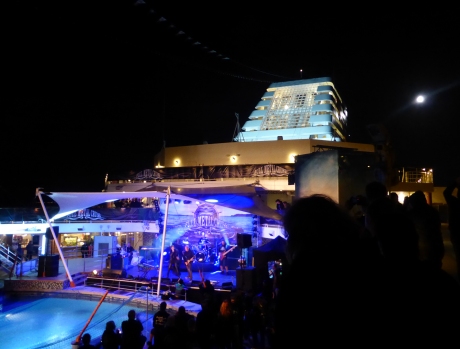 Nachtkonzert auf dem Pooldeck