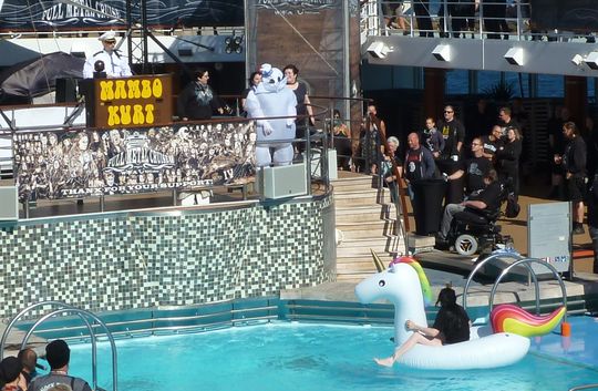 Mambo Kurt auf dem Pooldeck