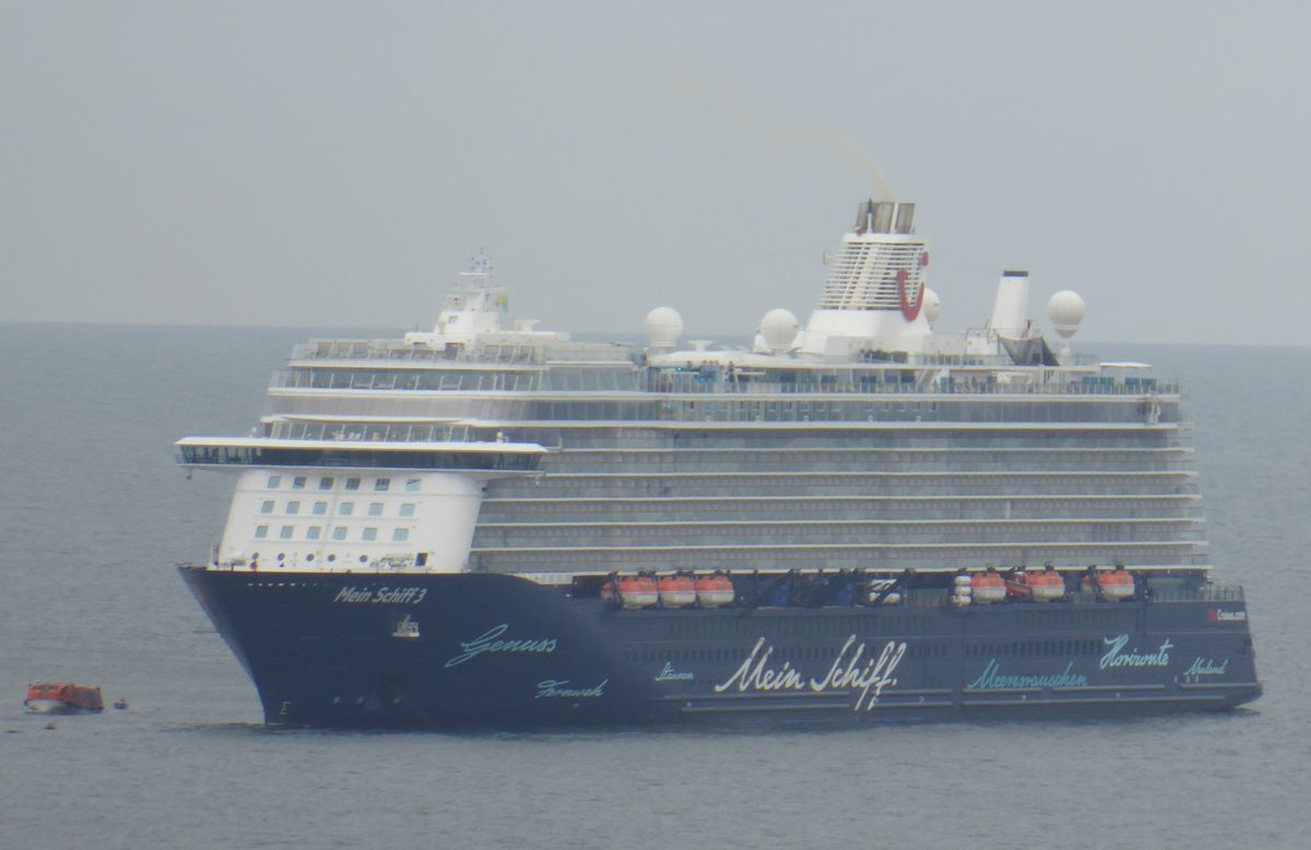 Mein Schiff 3 vor Helgoland