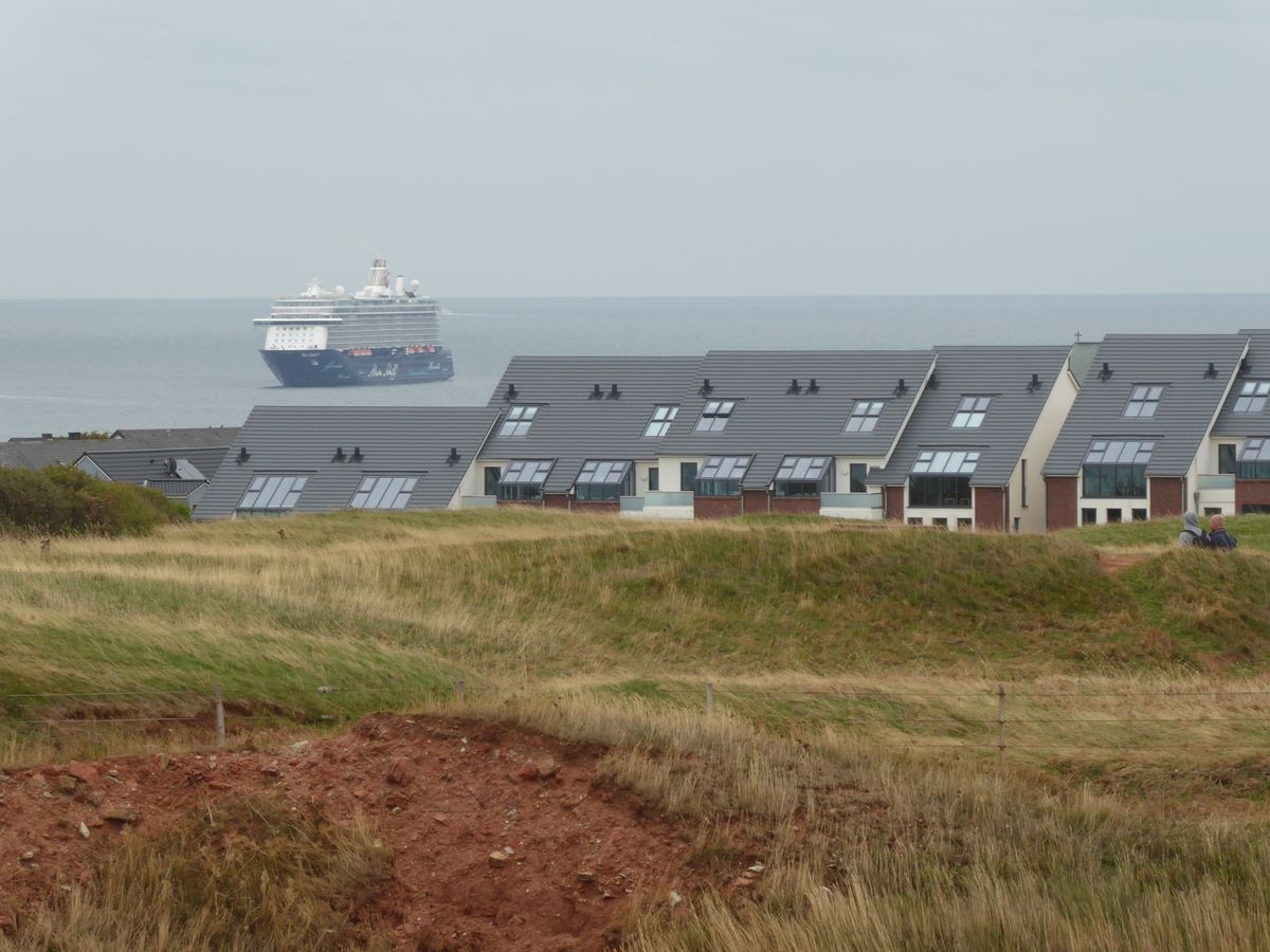 Mein Schiff 3 vor Helgoland